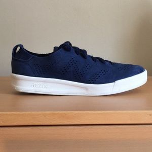 Men’s 9.5 medium New Balance nubuck blue sneaker